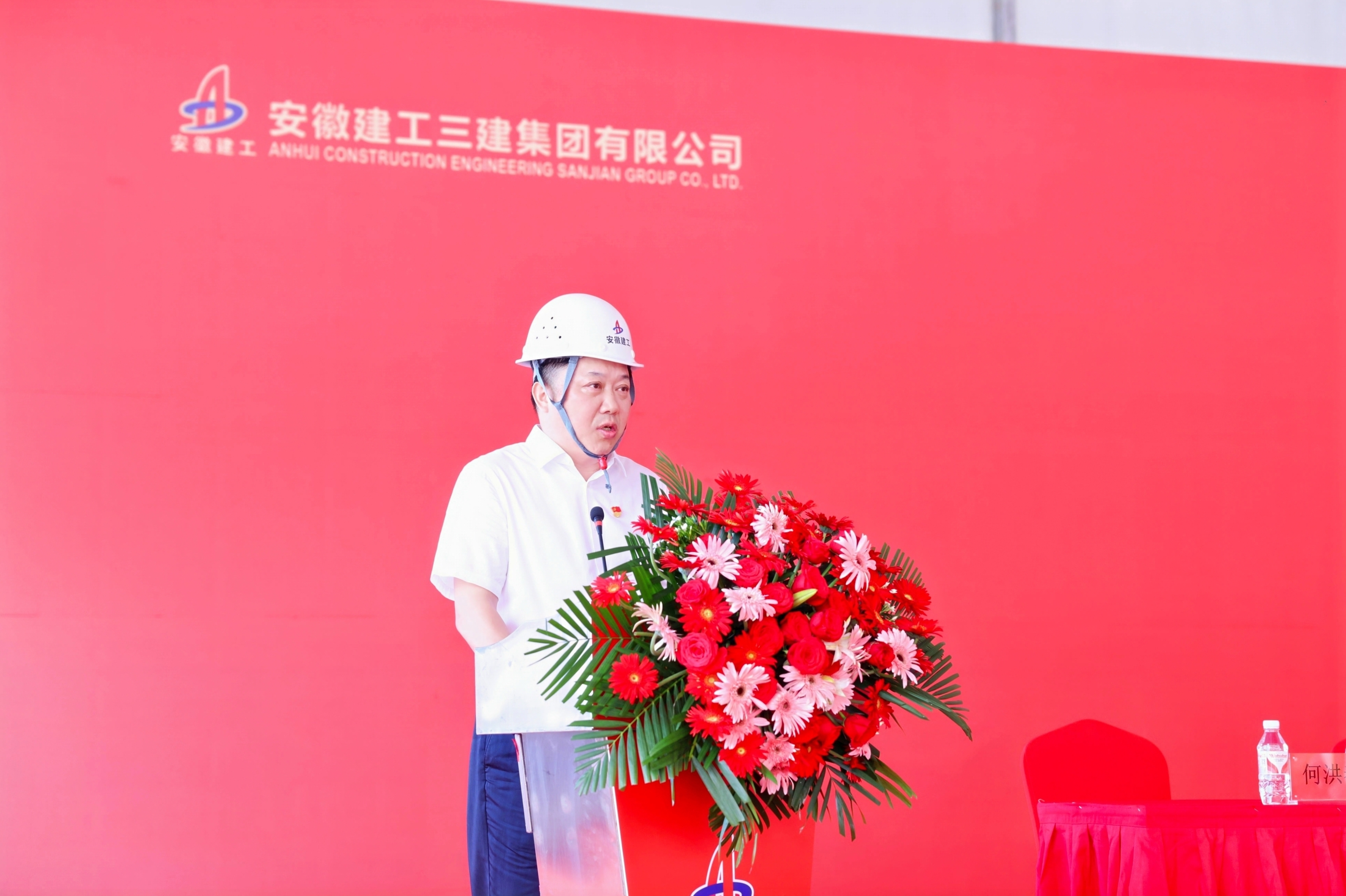 3华体app下载·（中国）体育有限公司党委书记、董事长何洪春.JPG